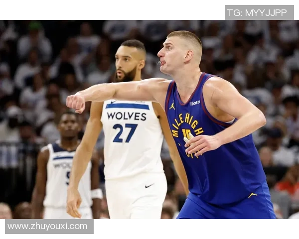 美国足球明星挑战篮球赛场展现全能运动员风采与激情对决